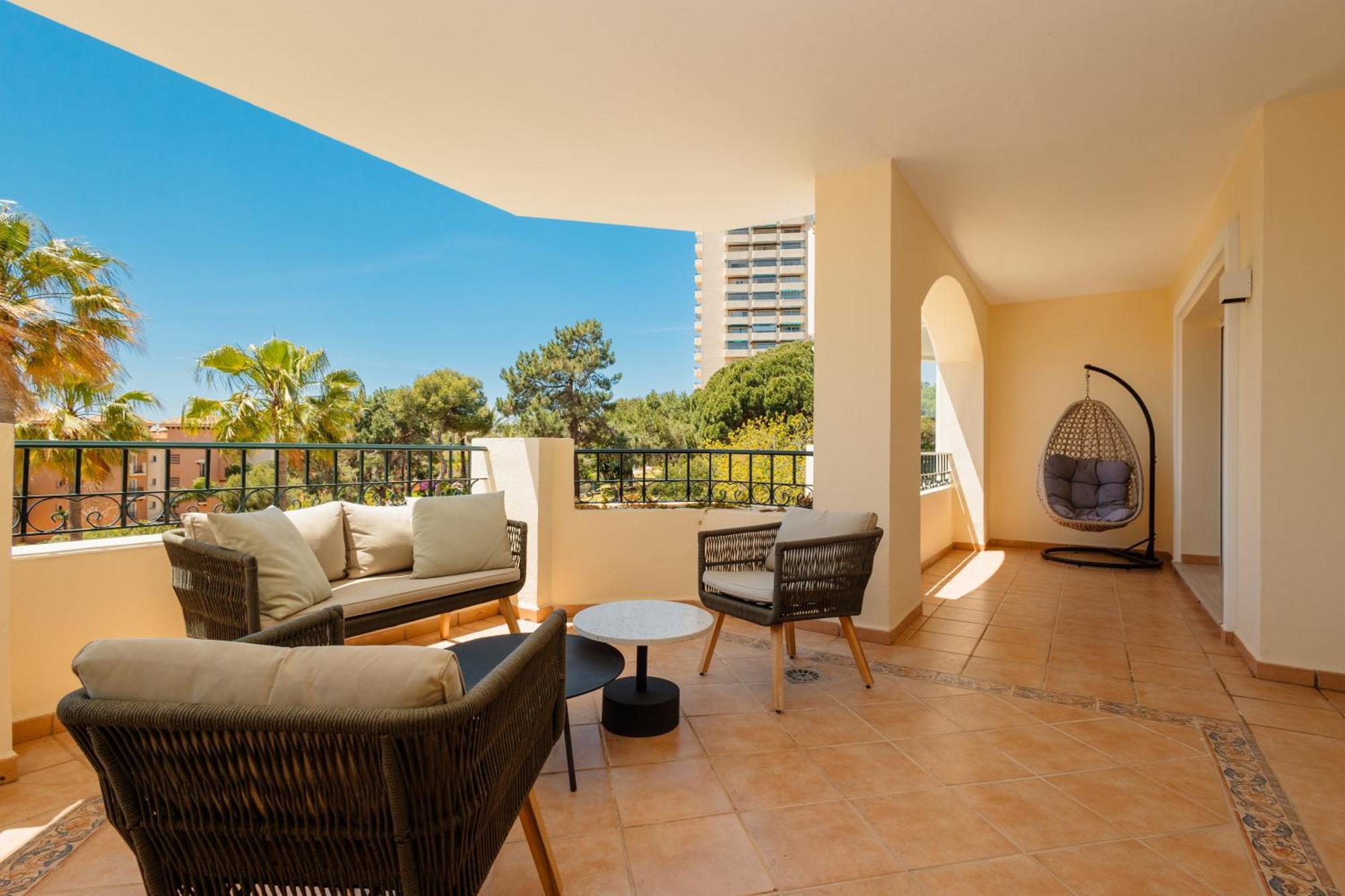 With Direct Beach Access, In Hacienda Playa, Elviria Appartement Marbella
