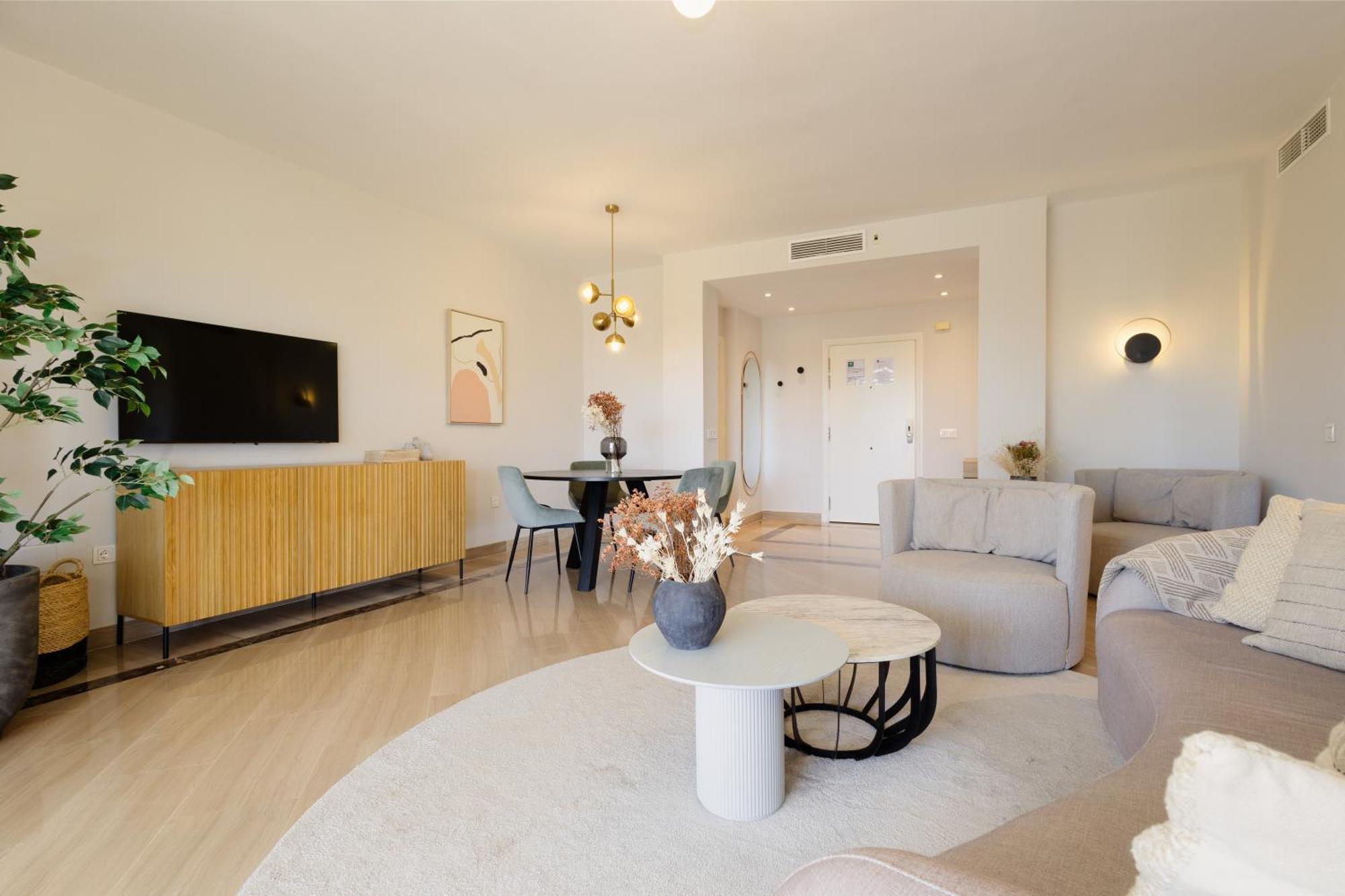 With Direct Beach Access, In Hacienda Playa, Elviria Appartement *