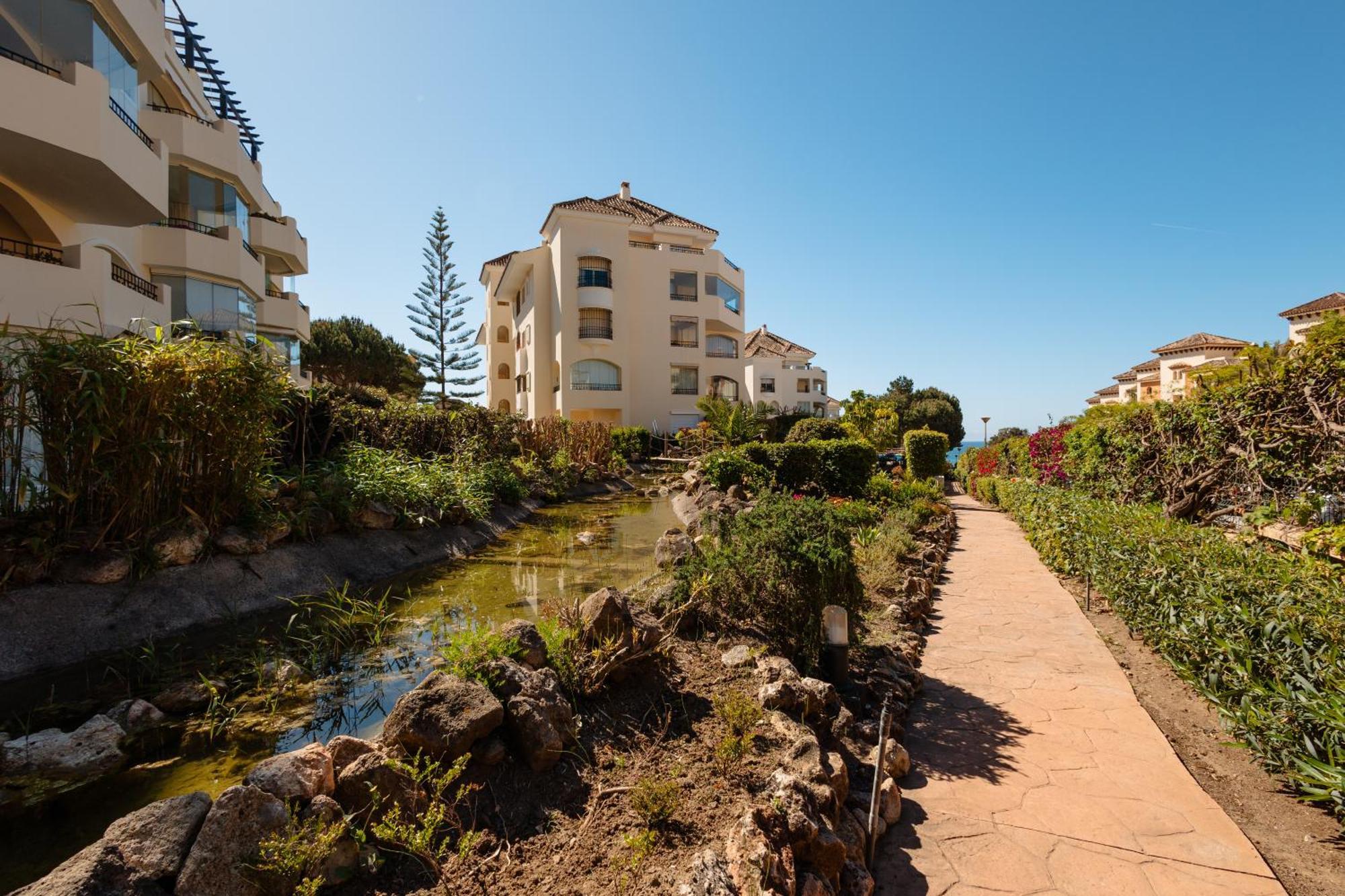 With Direct Beach Access, In Hacienda Playa, Elviria Appartement *