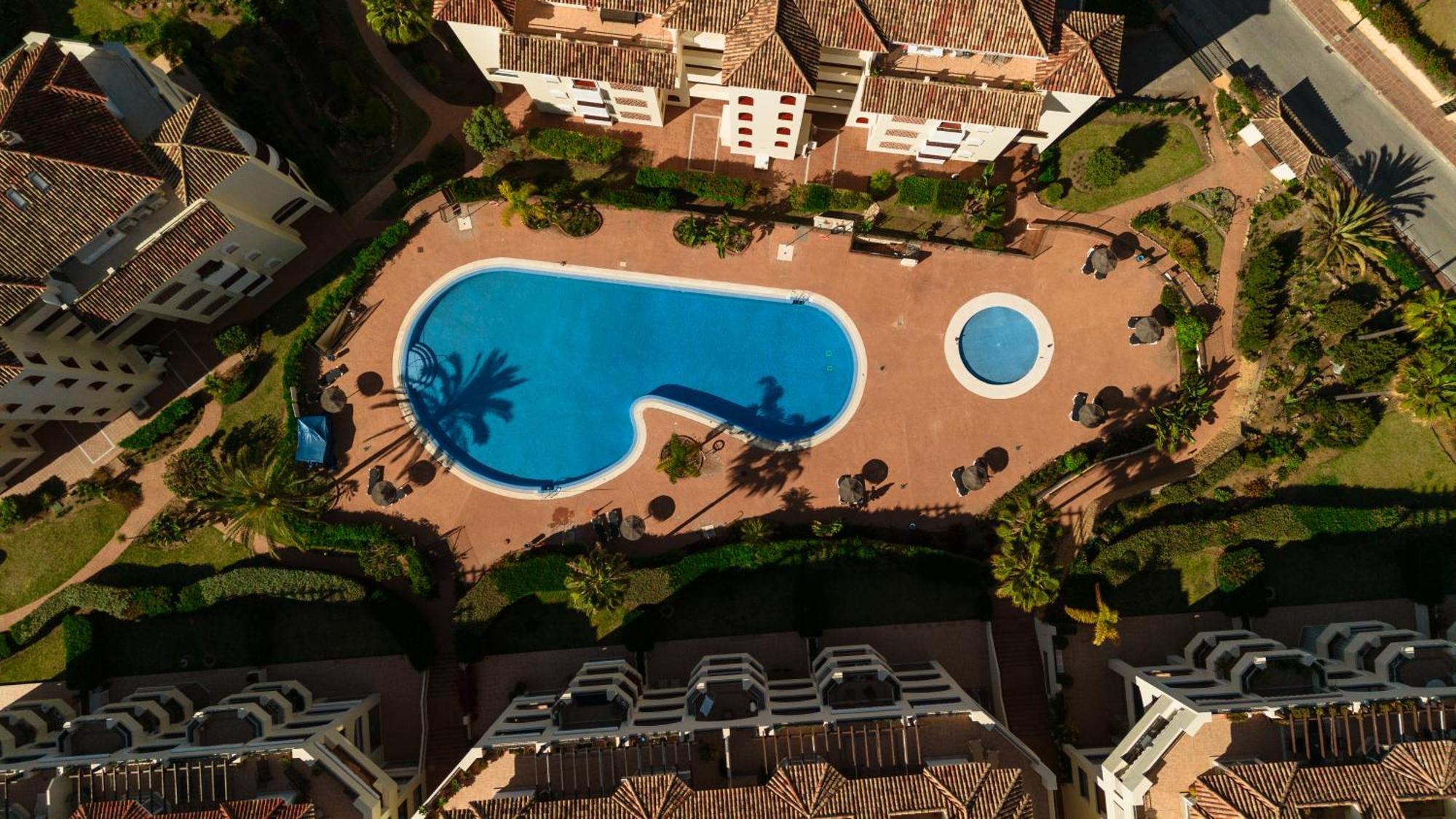 With Direct Beach Access, In Hacienda Playa, Elviria Appartement