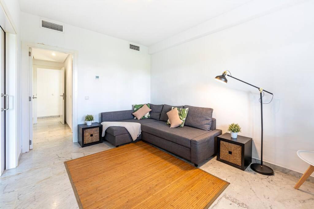 Townhouse W/ Swimming Pool And Underground Parking *