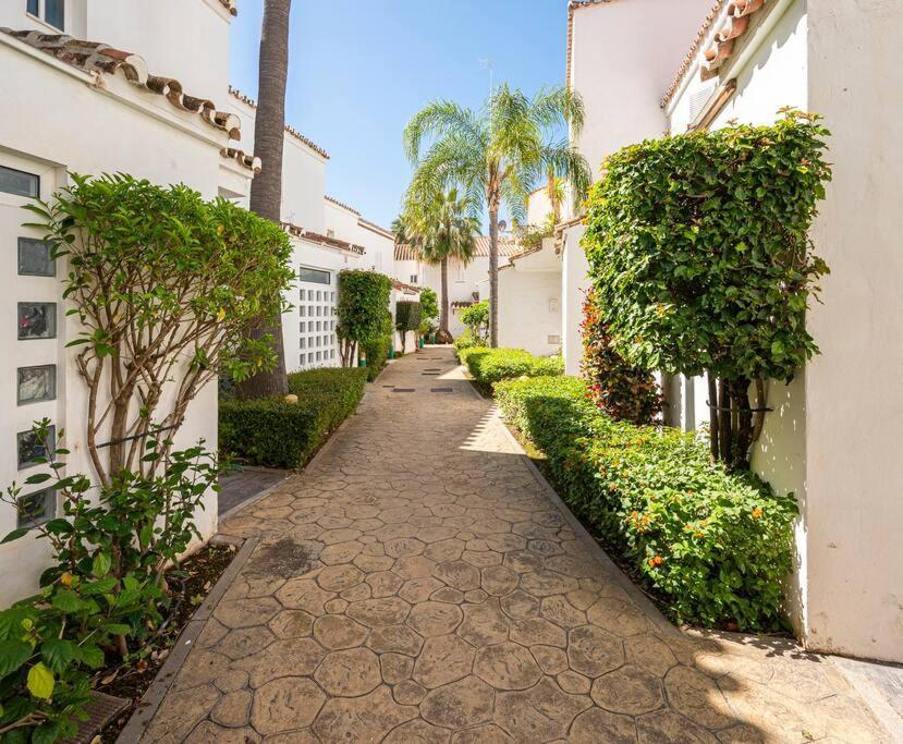 Townhouse W/ Swimming Pool And Underground Parking