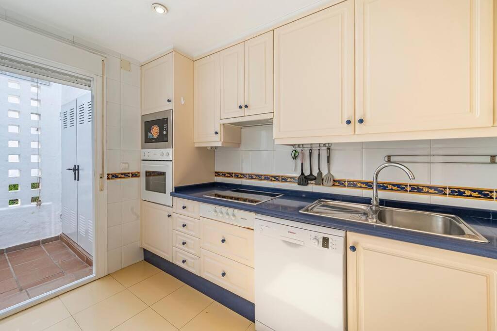 Townhouse W/ Swimming Pool And Underground Parking Marbella