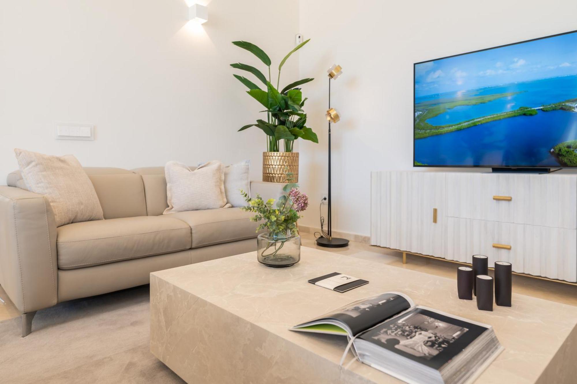 Vacation I Velazquez, 150m To The Beach, Heated Pool, Golden Mile Villa *