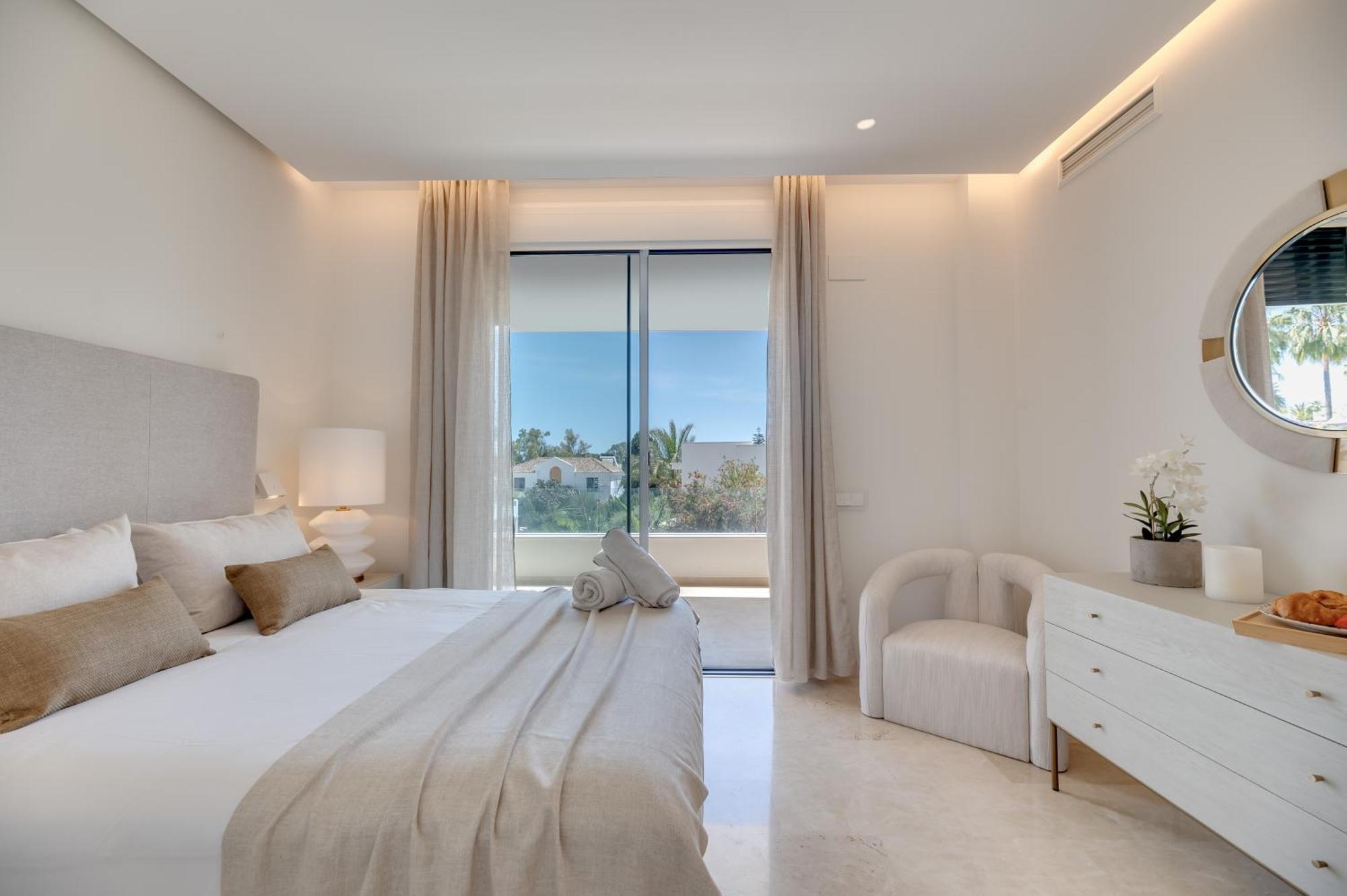 Vacation I Velazquez, 150m To The Beach, Heated Pool, Golden Mile Villa Marbella