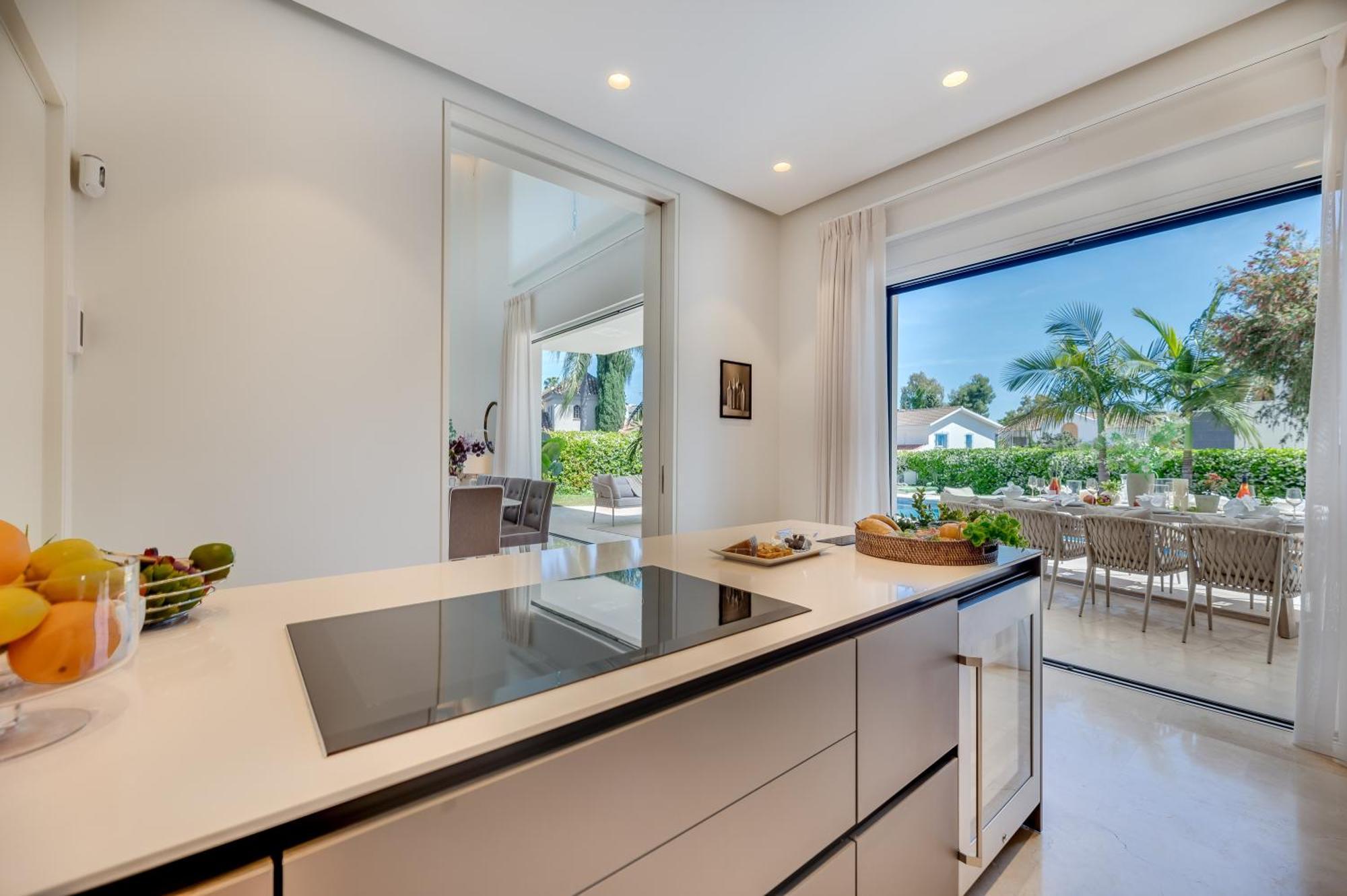 Vacation I Velazquez, 150m To The Beach, Heated Pool, Golden Mile Marbella