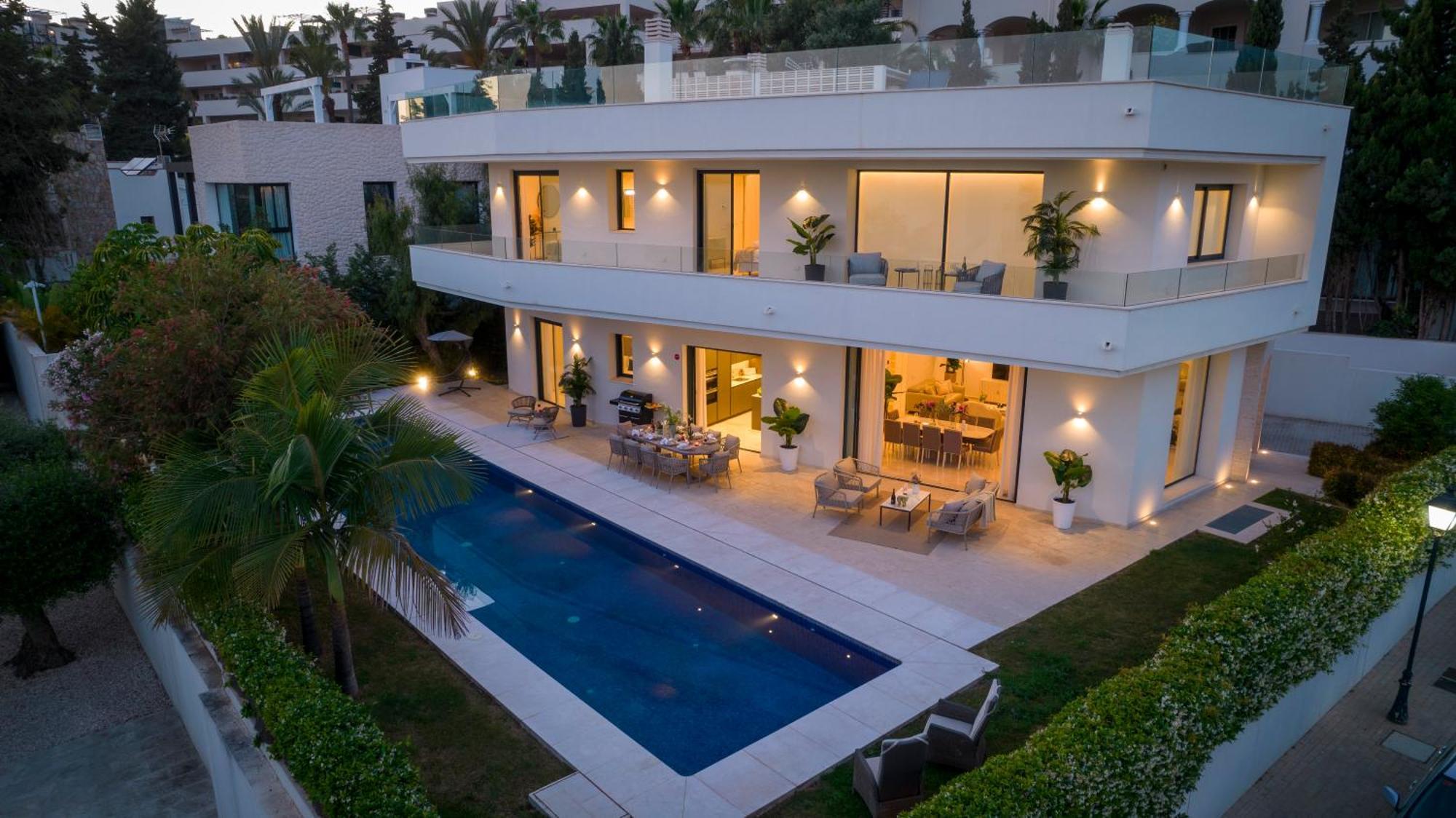 Vacation I Velazquez, 150m To The Beach, Heated Pool, Golden Mile Villa