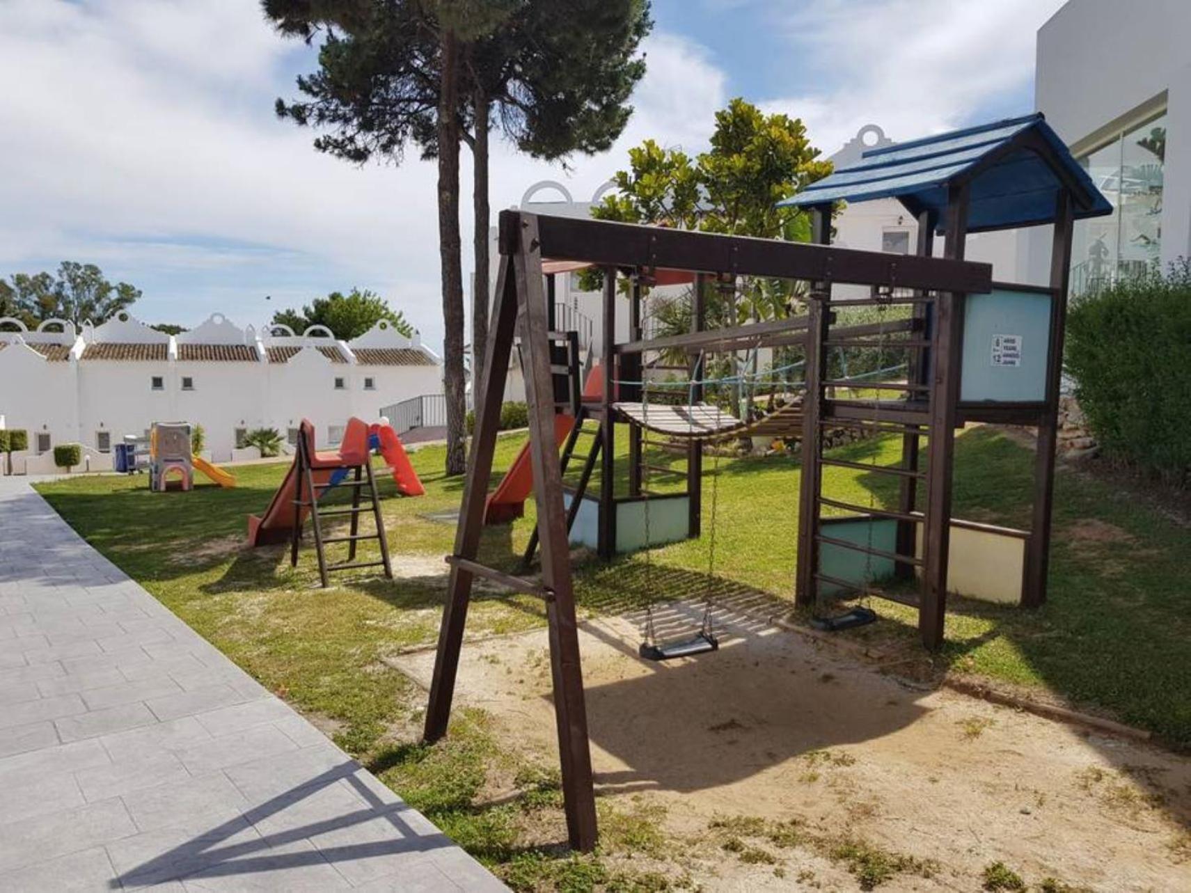 Casa Chico 2 Bedroom Townhouse 1 Mile From Marina & Beaches Marbella