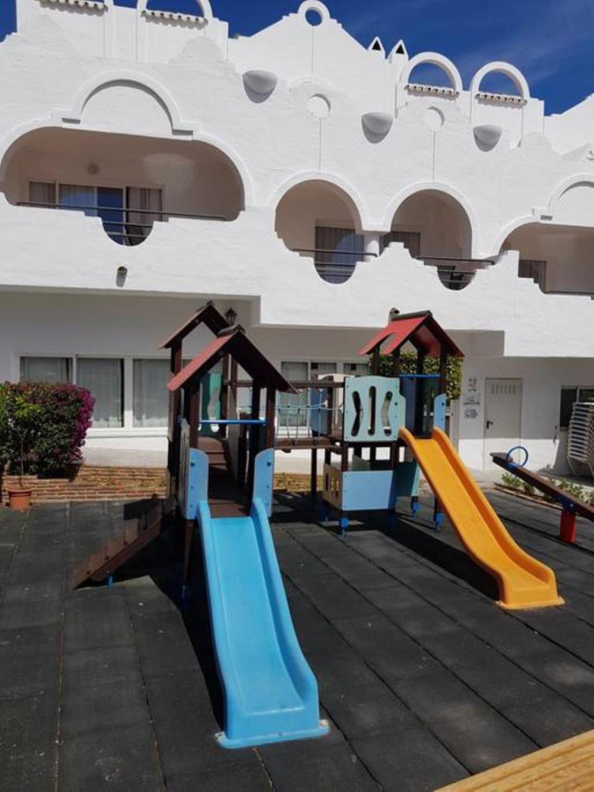Casa Chico 2 Bedroom Townhouse 1 Mile From Marina & Beaches Marbella