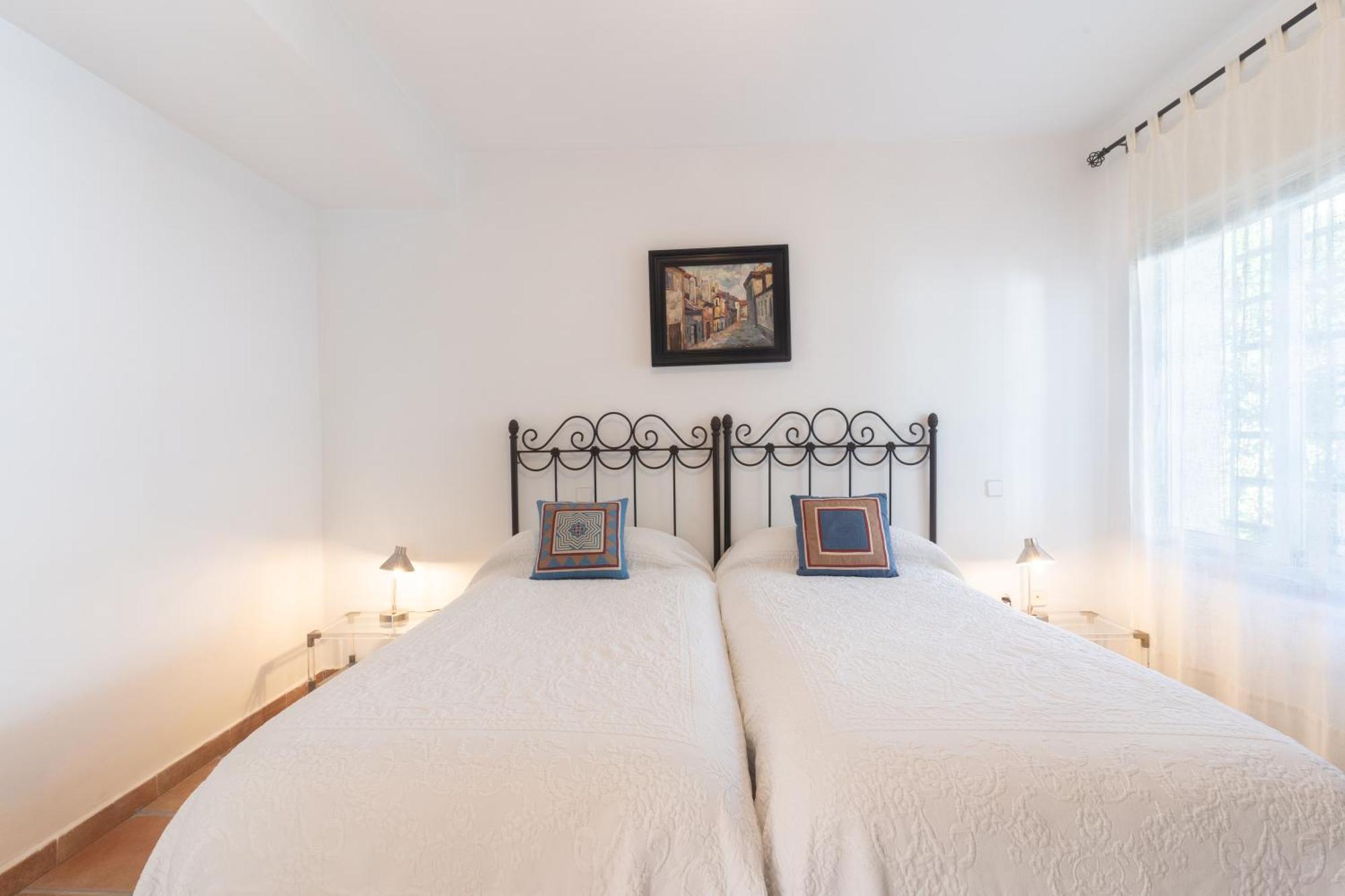 By The 5 Bedrooms Villa Marbella