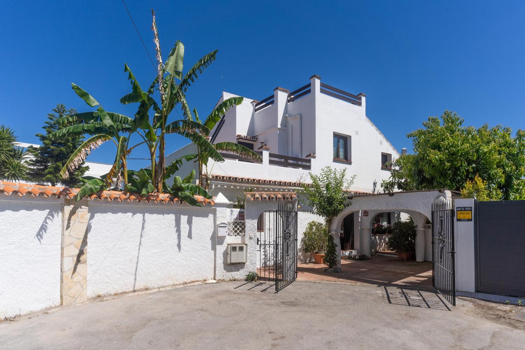 By The 5 Bedrooms Villa Marbella