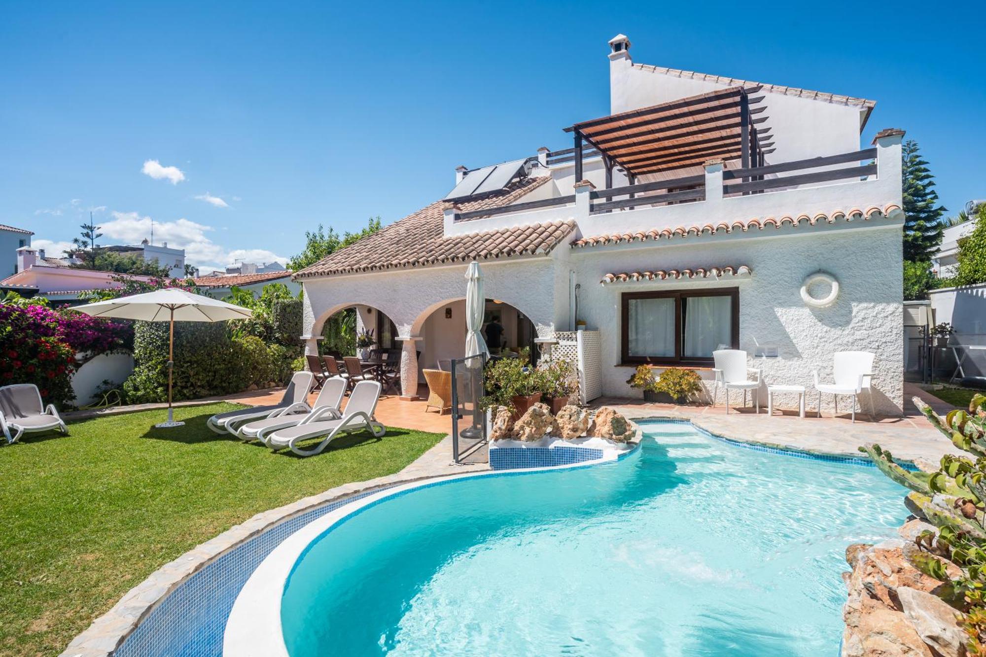 By The 5 Bedrooms Villa Marbella