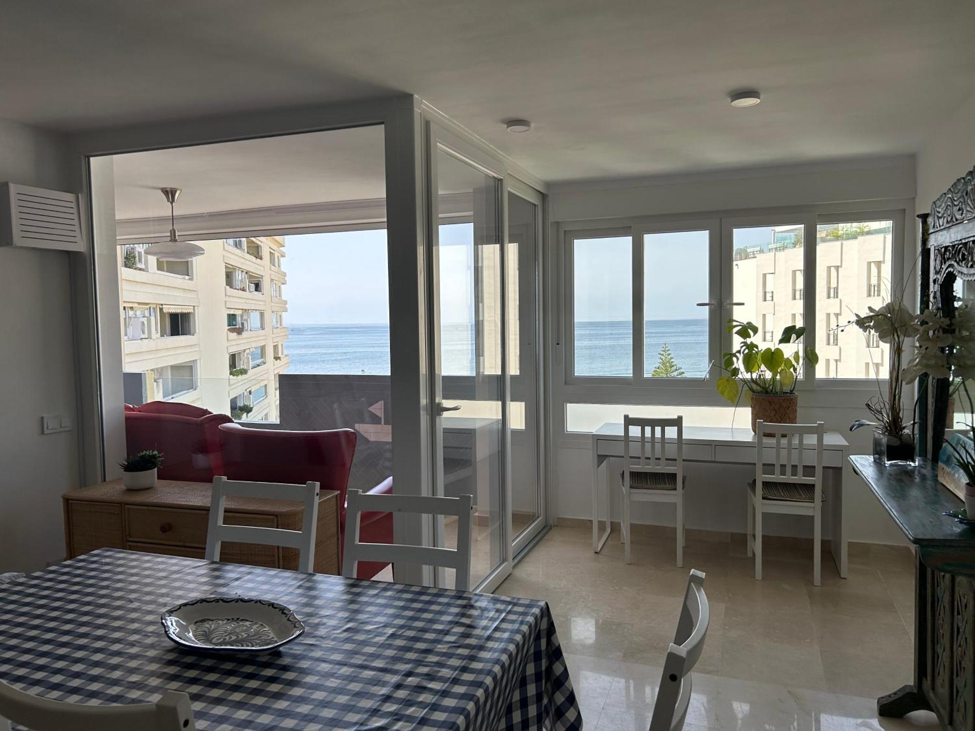 Centre Beachfront & Pool Apartment