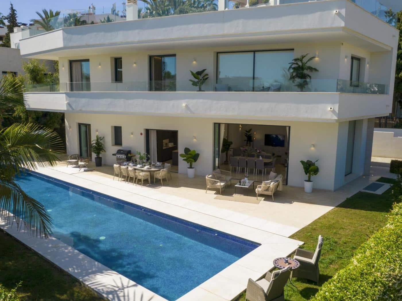 Vacation I Velazquez, 150m To The Beach, Heated Pool, Golden Mile Villa