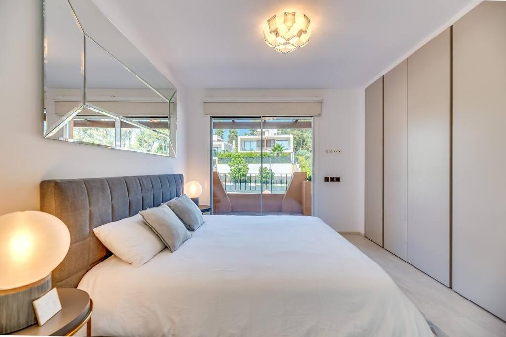 Villa Luxury 5-bedroom Townhouse In Puente *