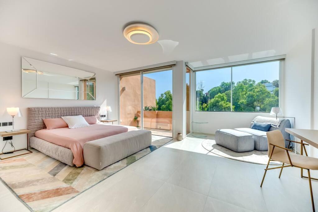 Luxury 5-bedroom Townhouse In Puente Villa
