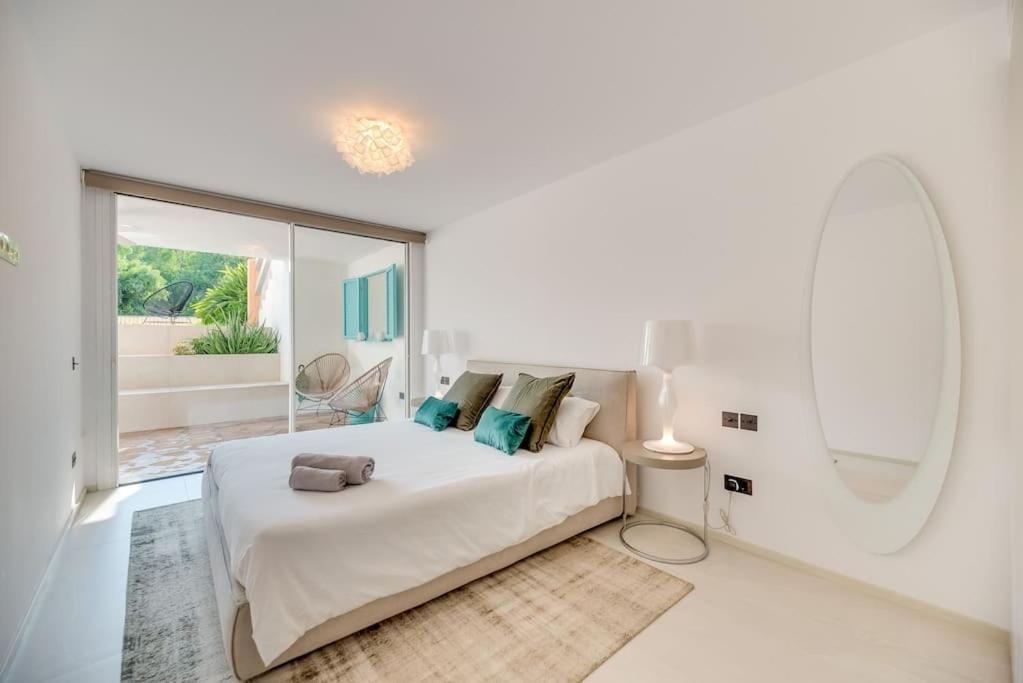 Villa Luxury 5-bedroom Townhouse In Puente *