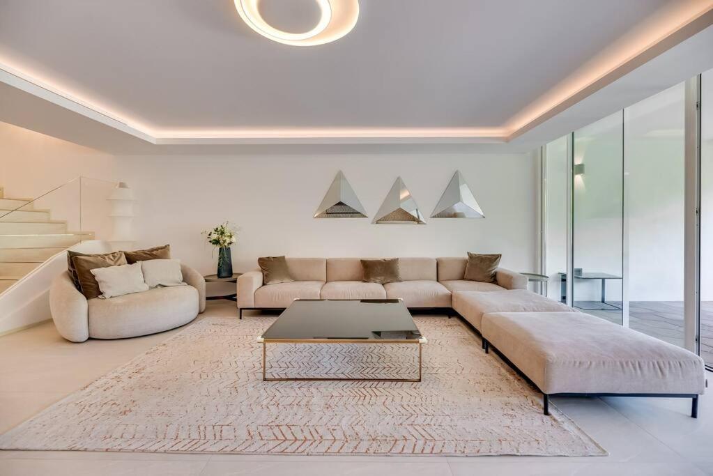 Luxury 5-bedroom Townhouse In Puente *