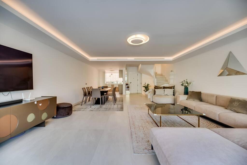 Luxury 5-bedroom Townhouse In Puente