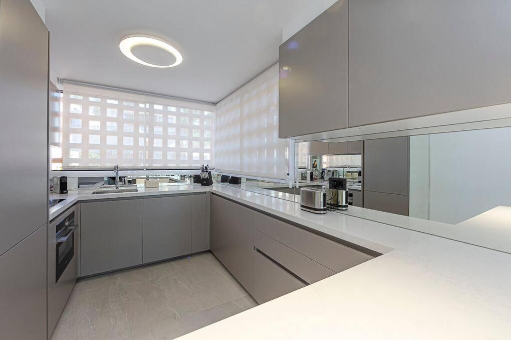 Luxury 5-bedroom Townhouse In Puente Villa
