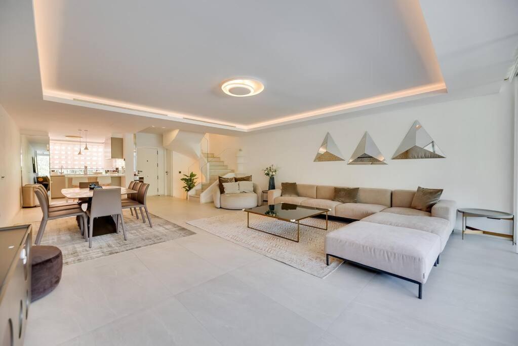 Villa Luxury 5-bedroom Townhouse In Puente *
