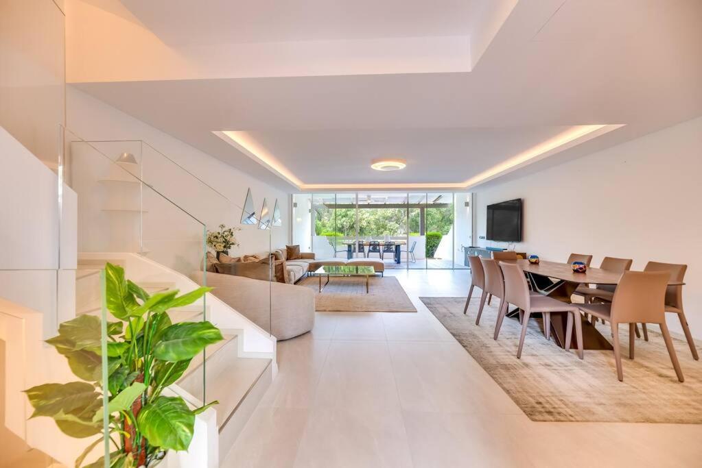 Luxury 5-bedroom Townhouse In Puente