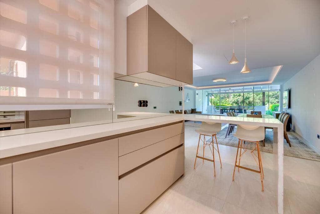 Villa Luxury 5-bedroom Townhouse In Puente