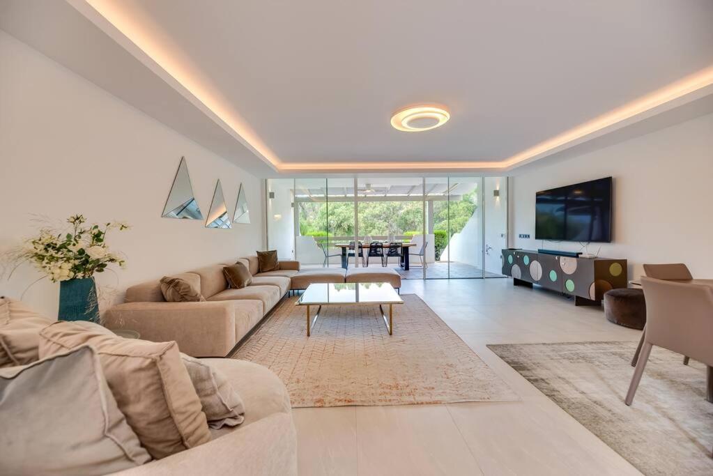Villa Luxury 5-bedroom Townhouse In Puente *