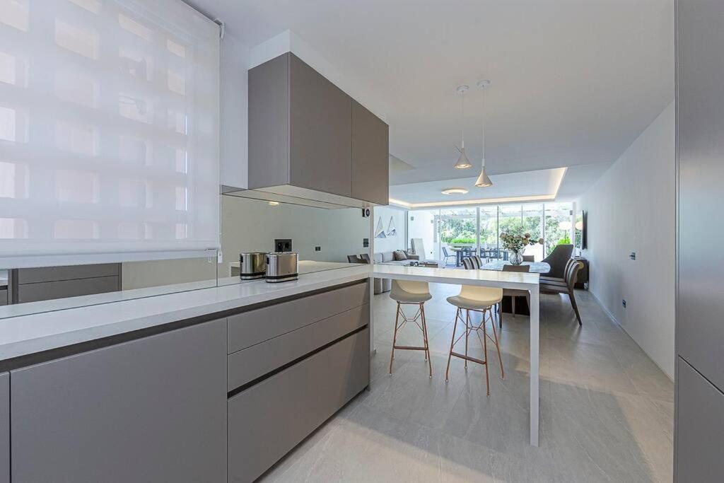 Luxury 5-bedroom Townhouse In Puente