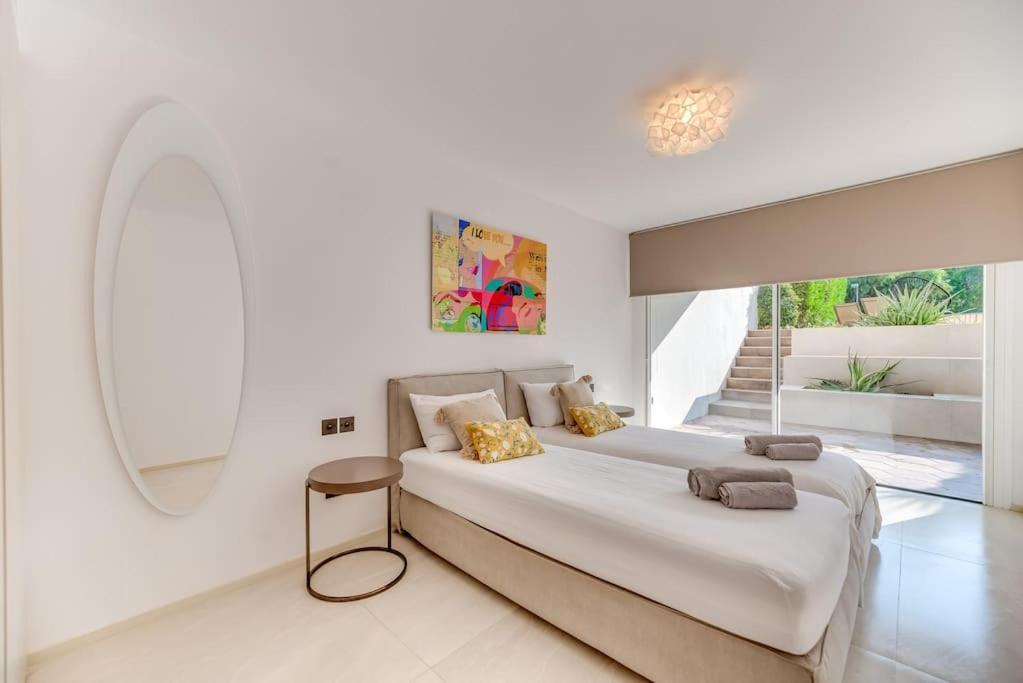Luxury 5-bedroom Townhouse In Puente *