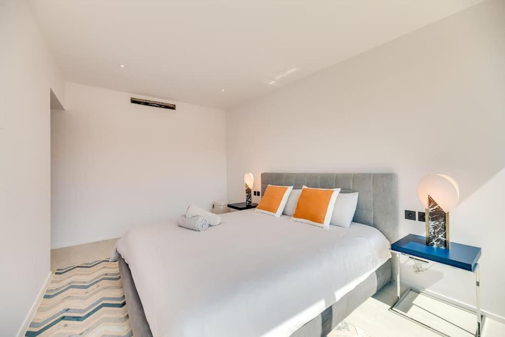 Luxury 5-bedroom Townhouse In Puente Villa *