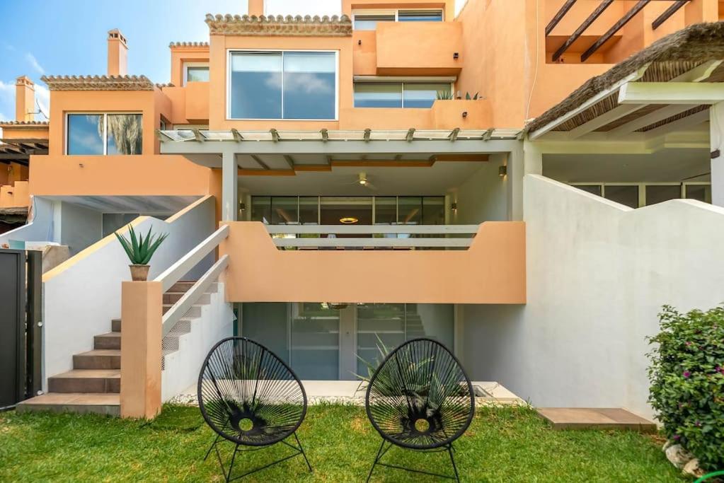 Luxury 5-bedroom Townhouse In Puente