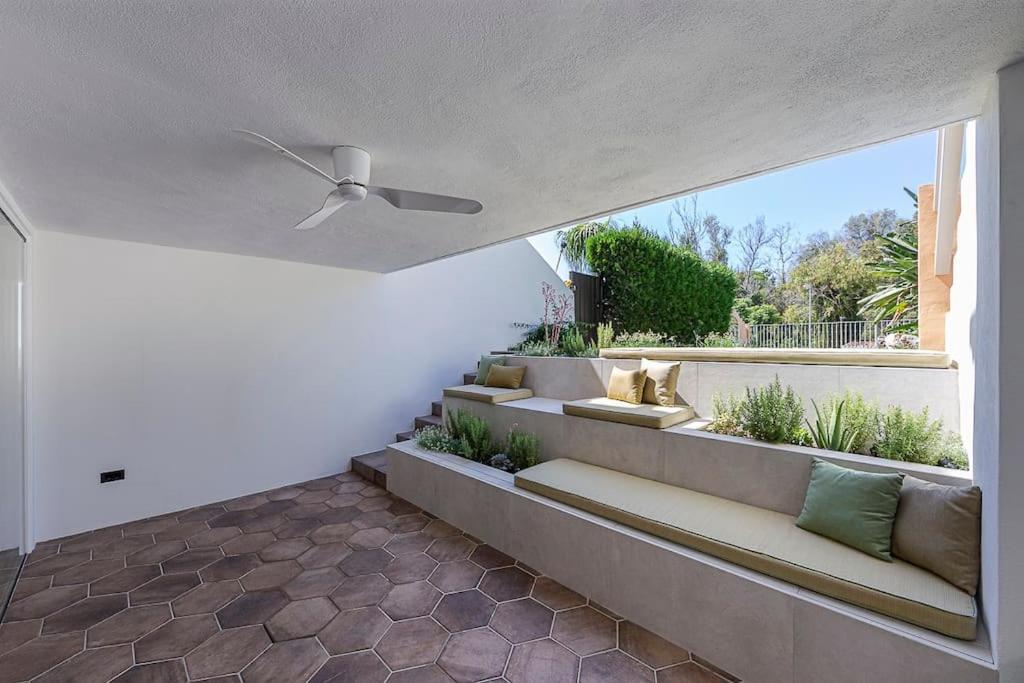 Luxury 5-bedroom Townhouse In Puente Villa