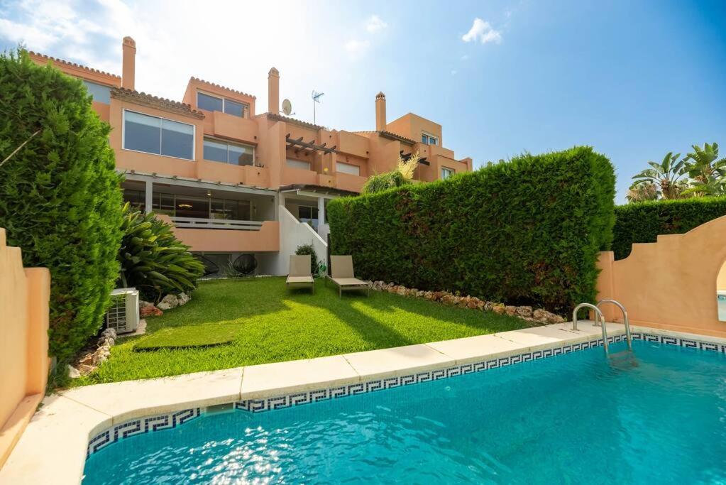 Villa Luxury 5-bedroom Townhouse In Puente Marbella