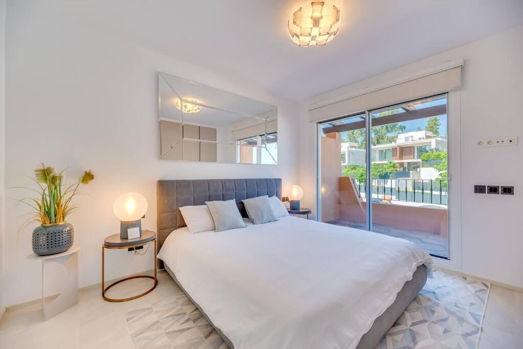 Luxury 5-bedroom Townhouse In Puente