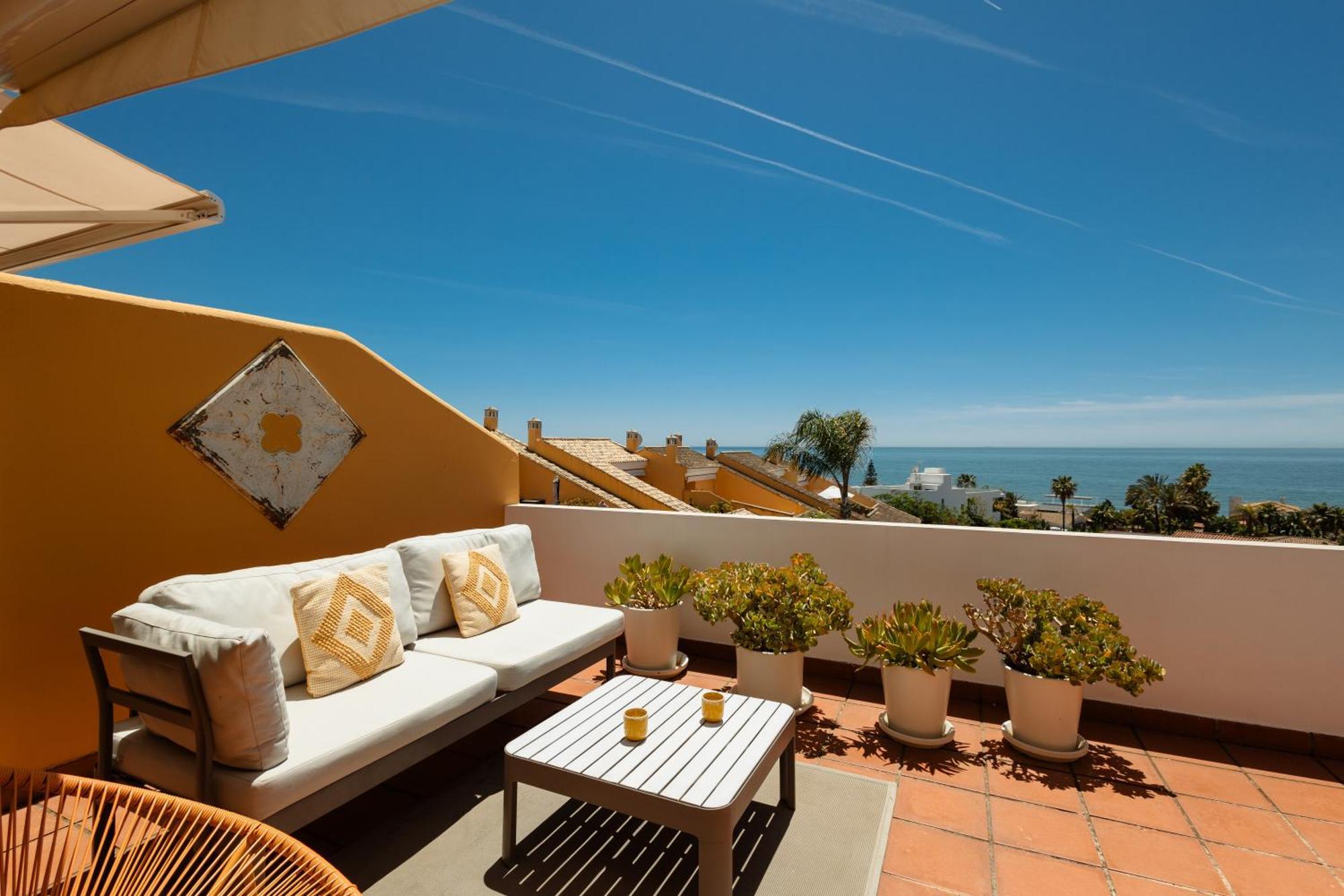 Apartment Modern Beachside Penthouse With Amazing Sea Views