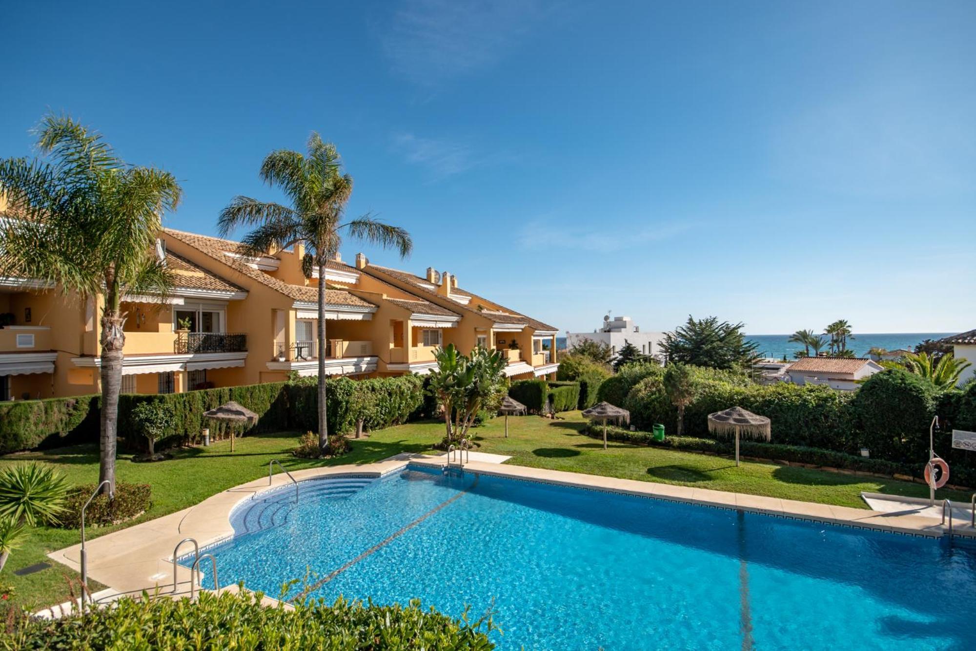 Apartment Modern Beachside Penthouse With Amazing Sea Views *