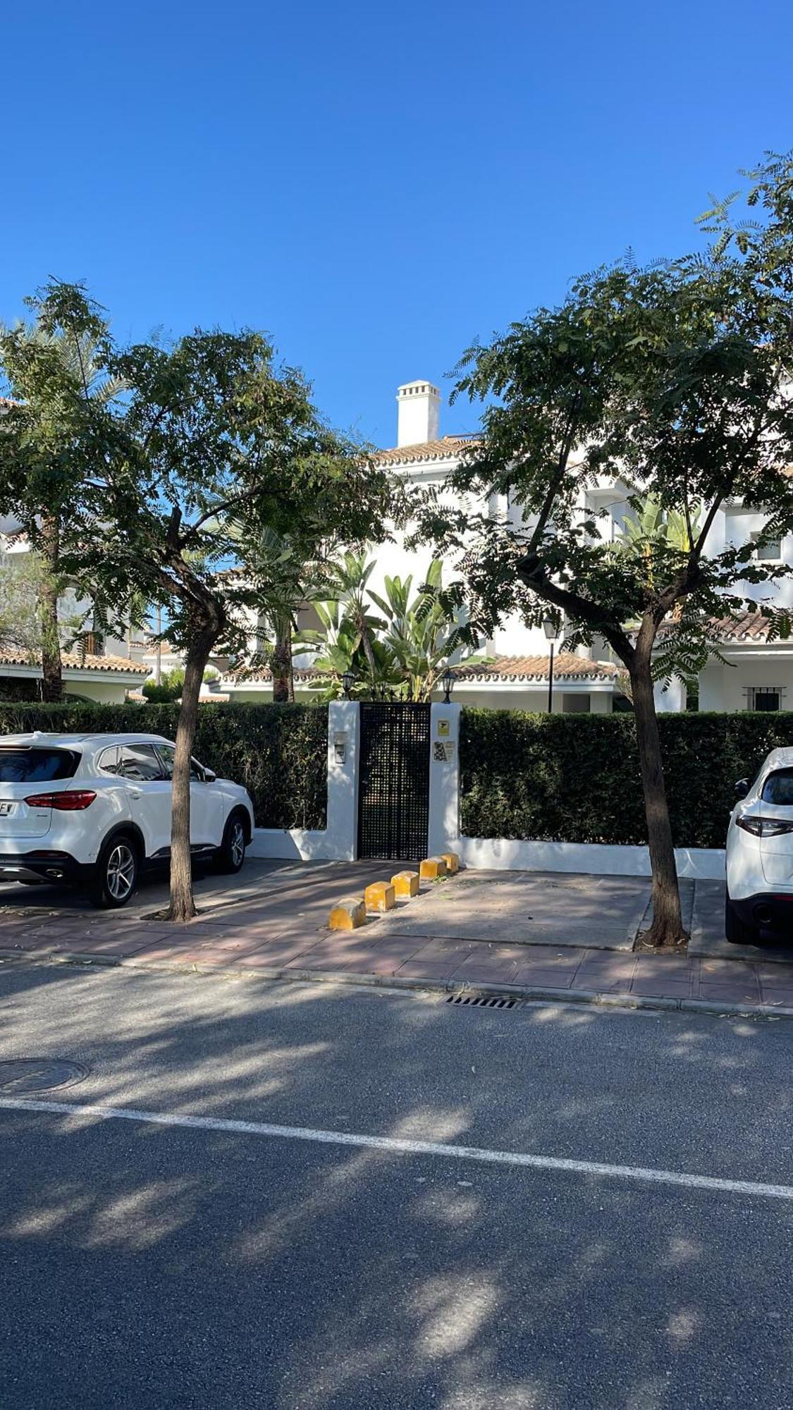 Ab - Chic - Los Naranjos - Puerto Banus *