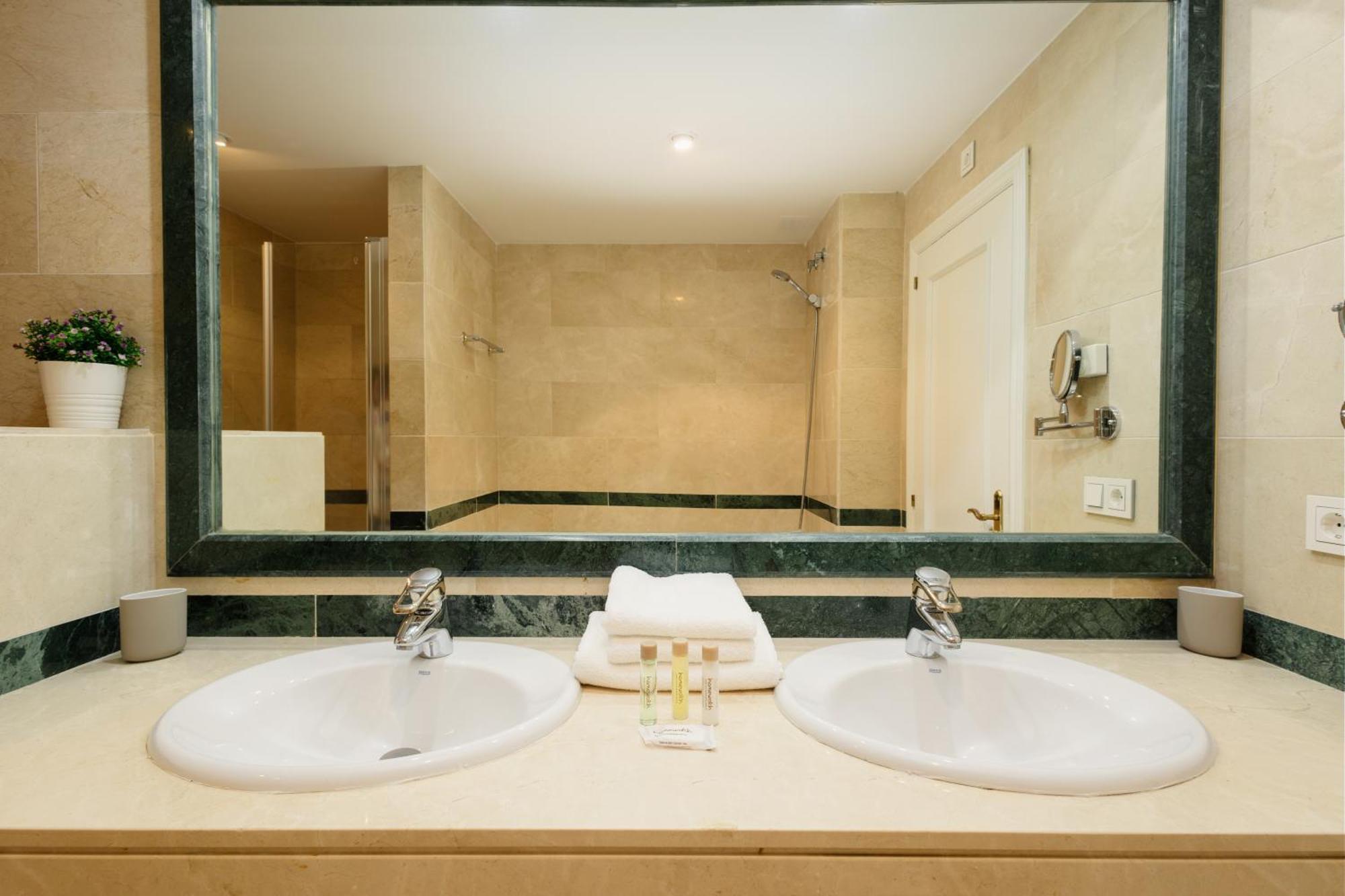 Appartement 2 Bedroom Next To The In Elviria, Marbella