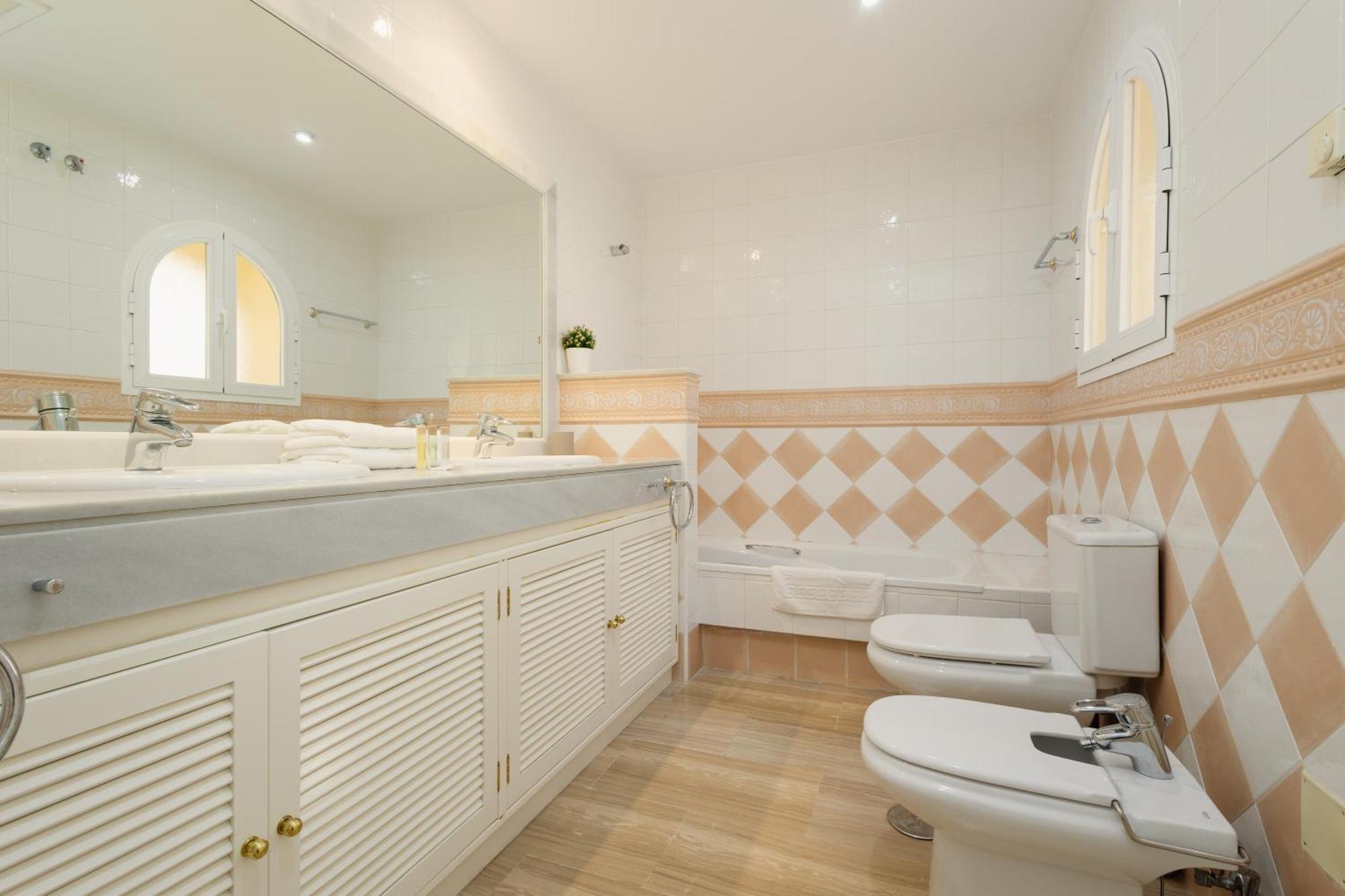 Appartement 2 Bedroom Next To The In Elviria, *