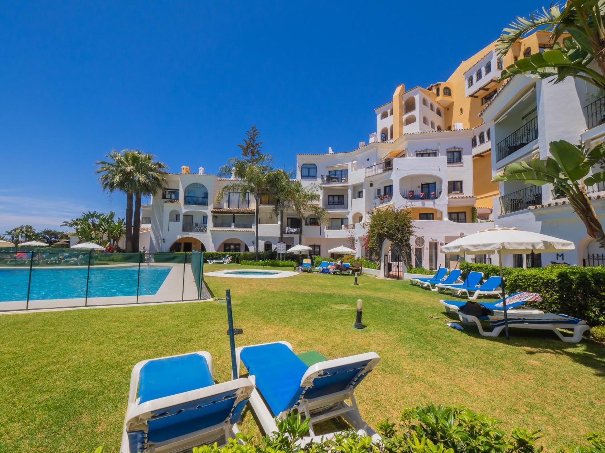 Cubo's Penthouse Cabopino Port & Parking *