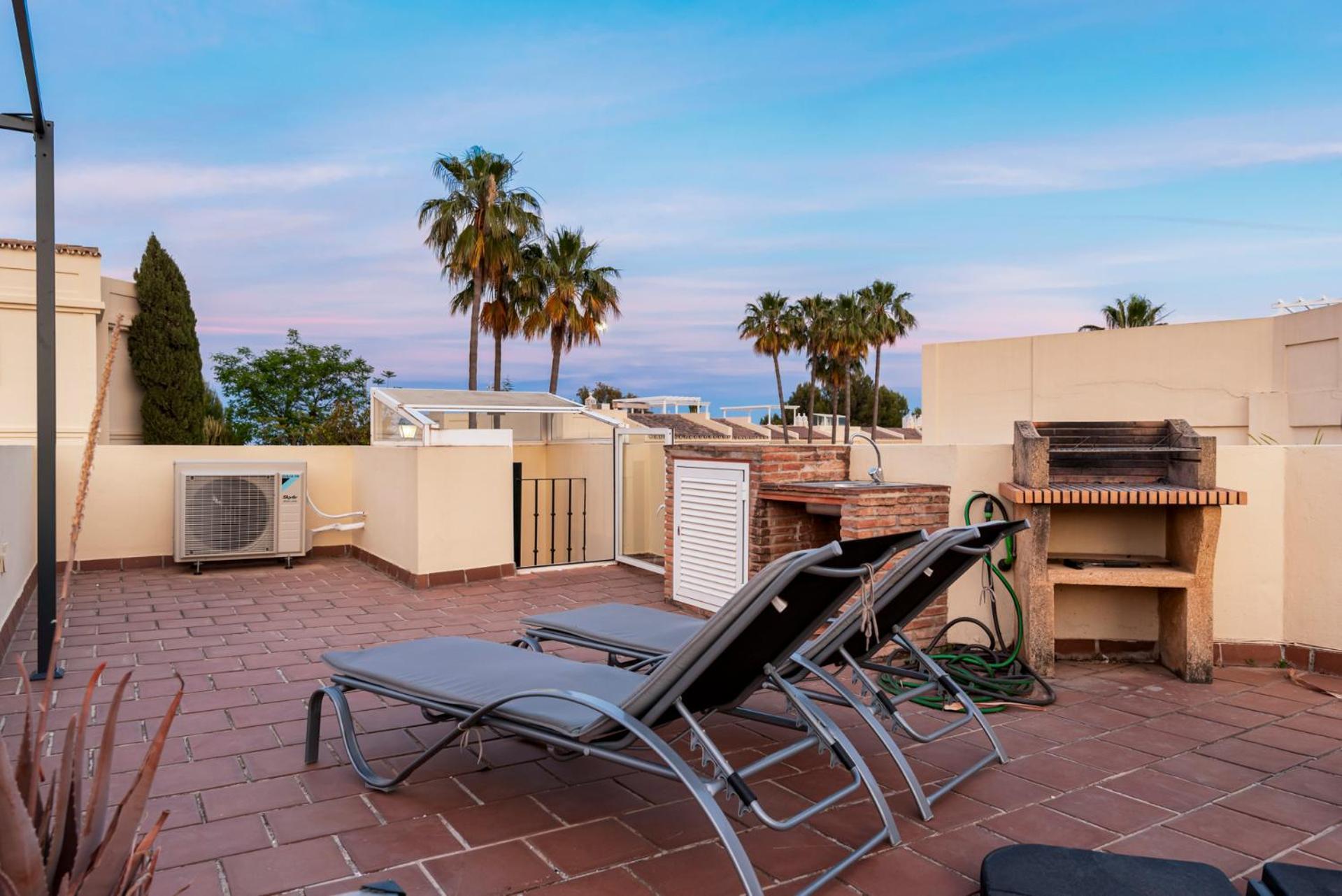 Vakantiehuis La Quinta Hills - Modern Andalusian-style With Rooftop Terrace *