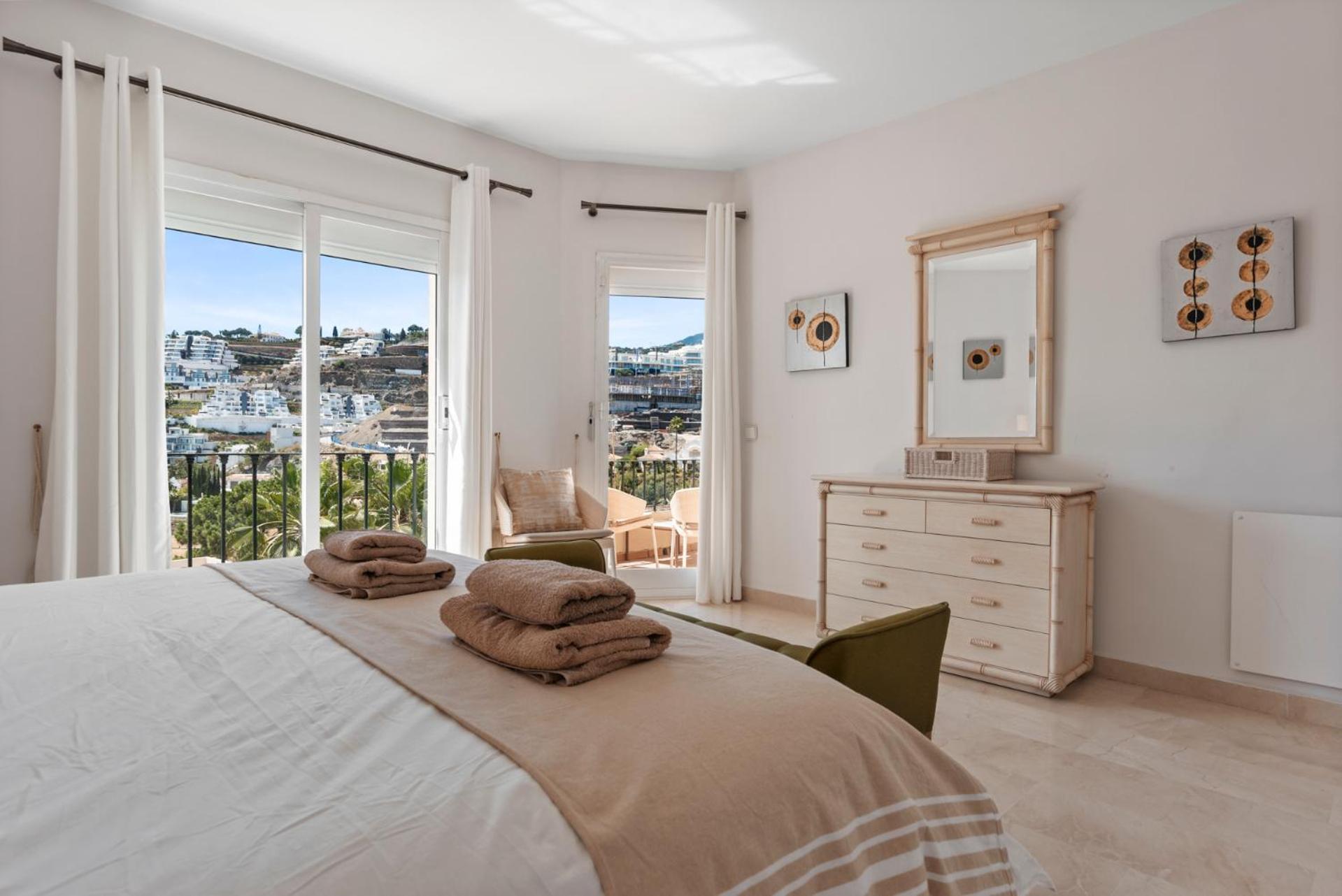 Vakantiehuis La Quinta Hills - Modern Andalusian-style With Rooftop Terrace