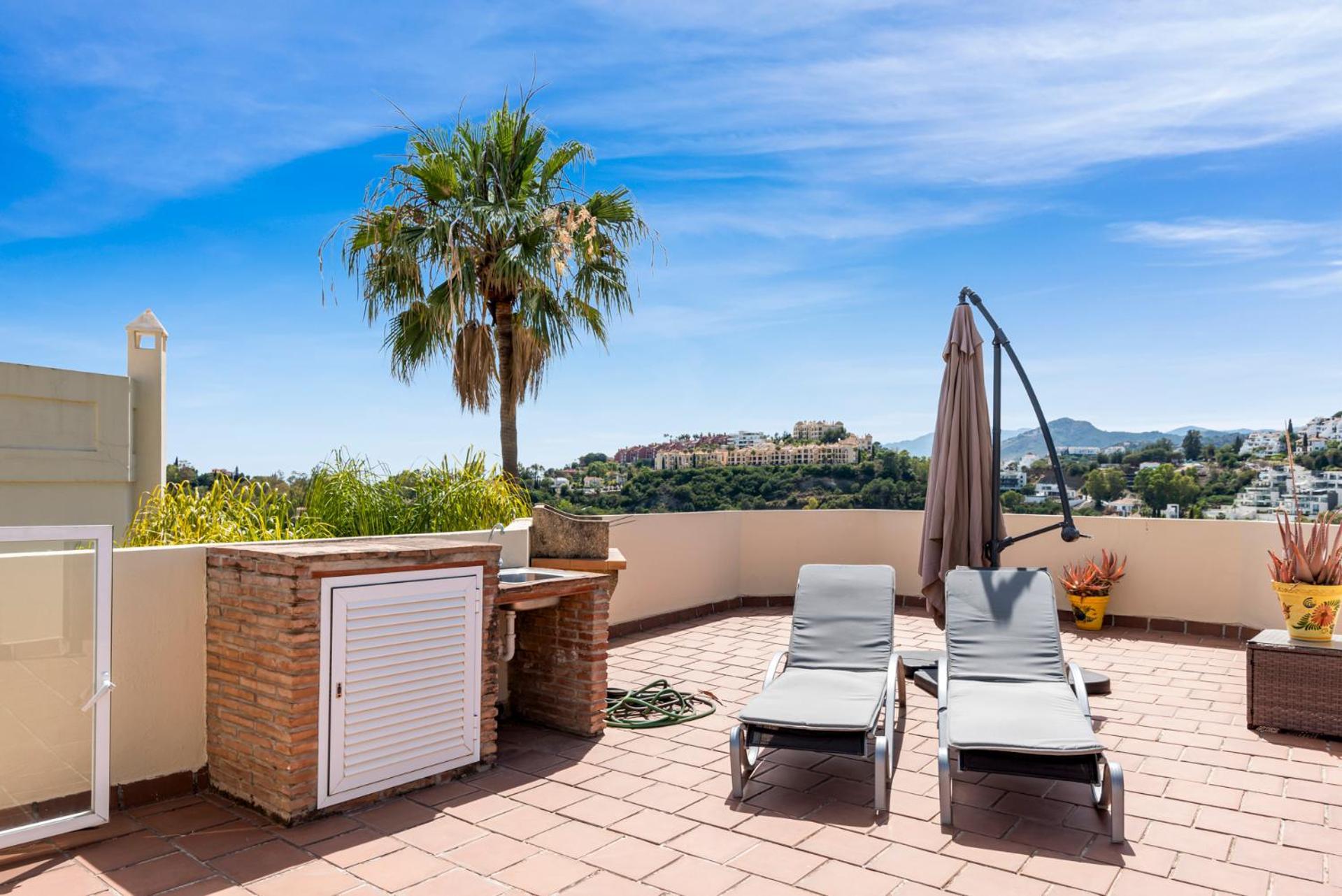 Vakantiehuis La Quinta Hills - Modern Andalusian-style With Rooftop Terrace