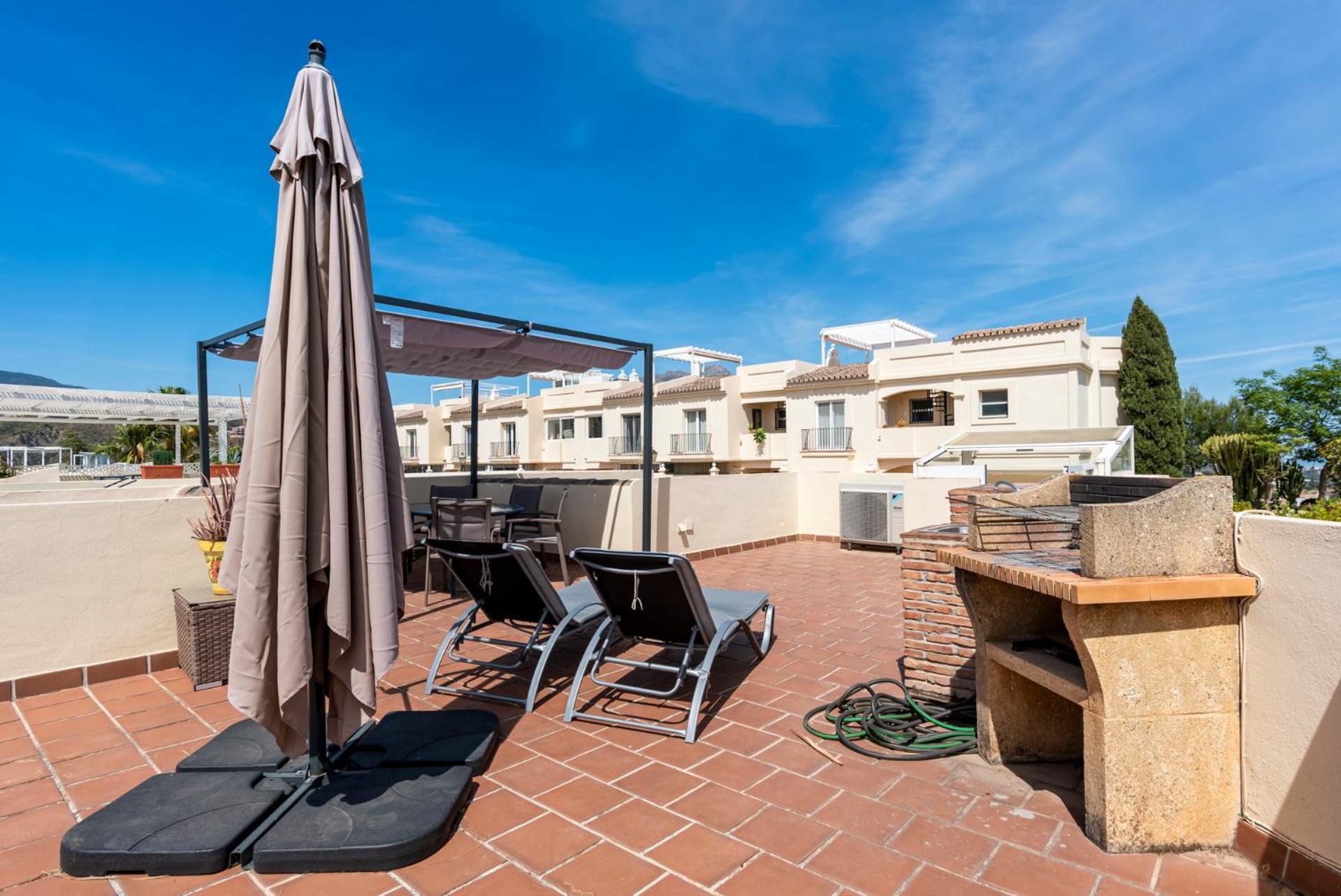 Vakantiehuis La Quinta Hills - Modern Andalusian-style With Rooftop Terrace *