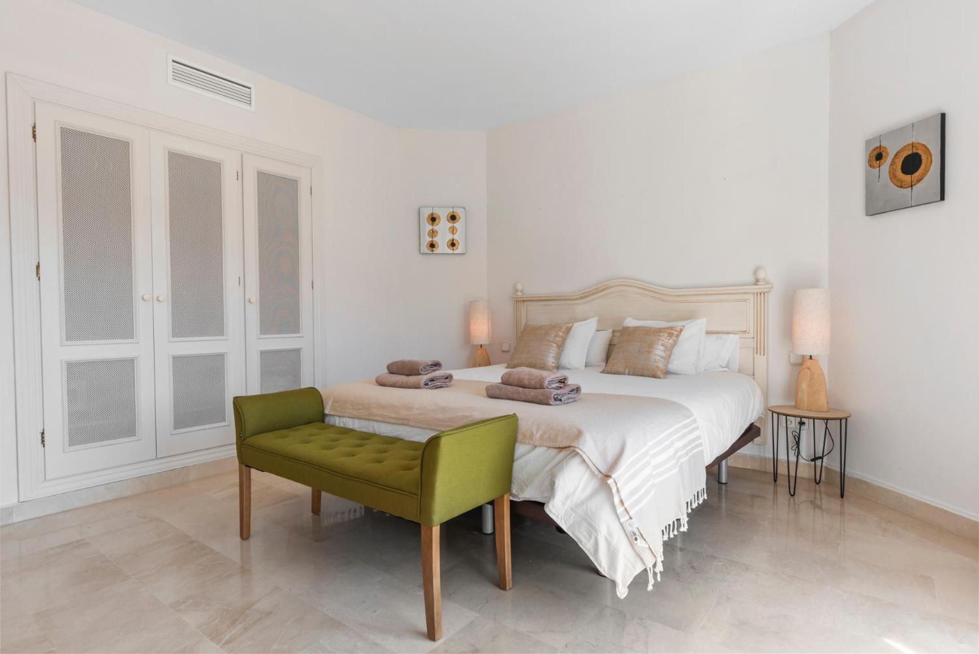 Vakantiehuis La Quinta Hills - Modern Andalusian-style With Rooftop Terrace