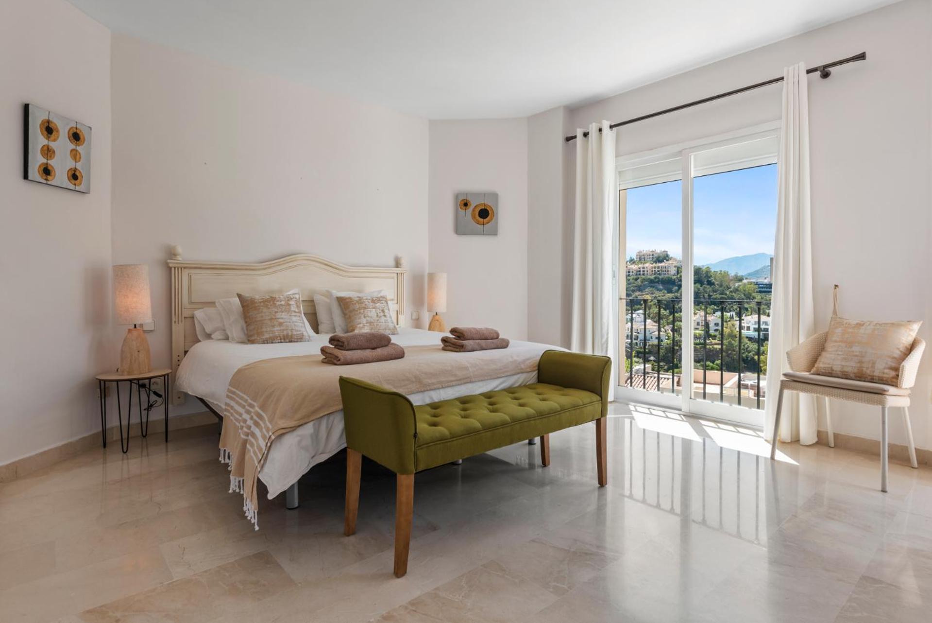 Vakantiehuis La Quinta Hills - Modern Andalusian-style With Rooftop Terrace *