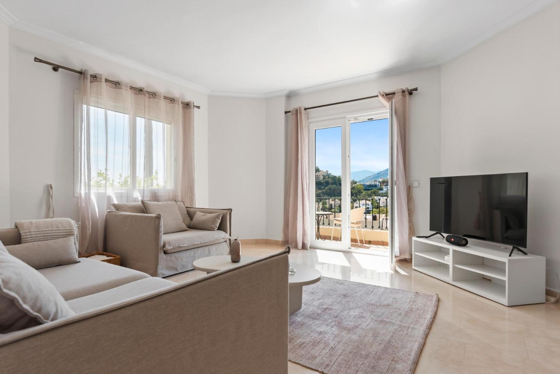 Vakantiehuis La Quinta Hills - Modern Andalusian-style With Rooftop Terrace *