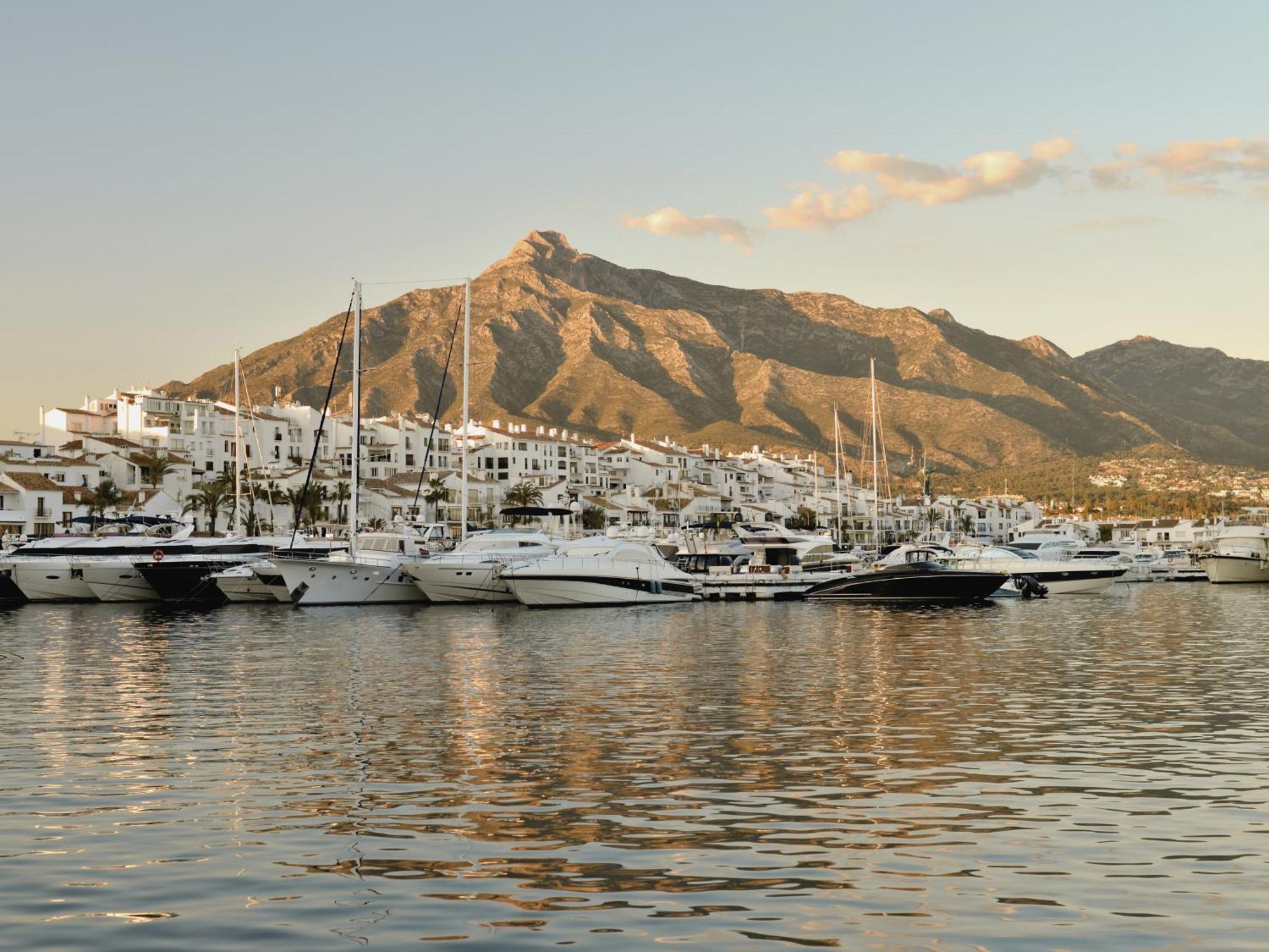Appartement Vacation I Marina De Banus Beach Retreat, Next To Marina And Shops, 24-7 Security *