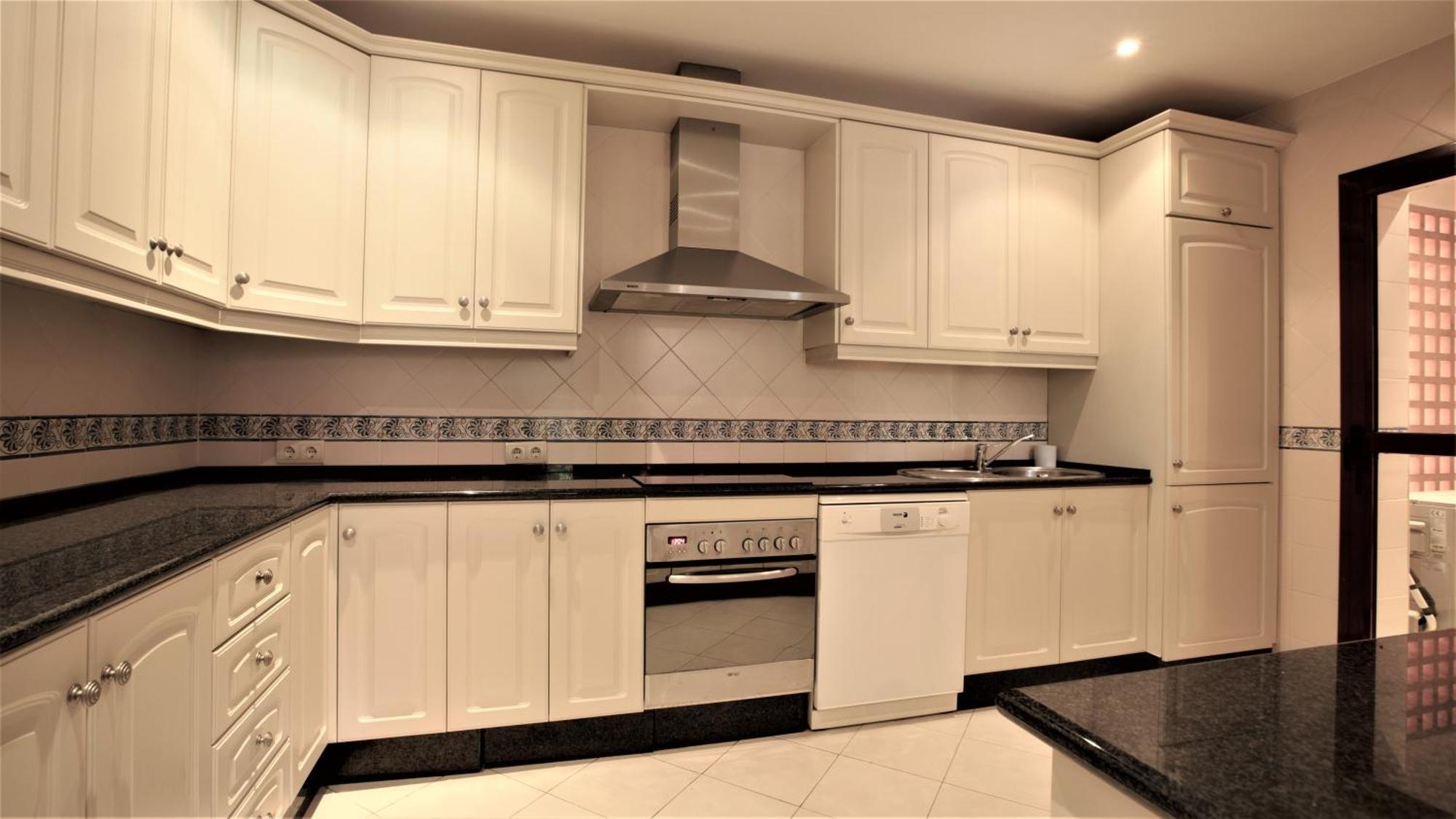 R15 Side 3 Bedroom Flat * Marbella